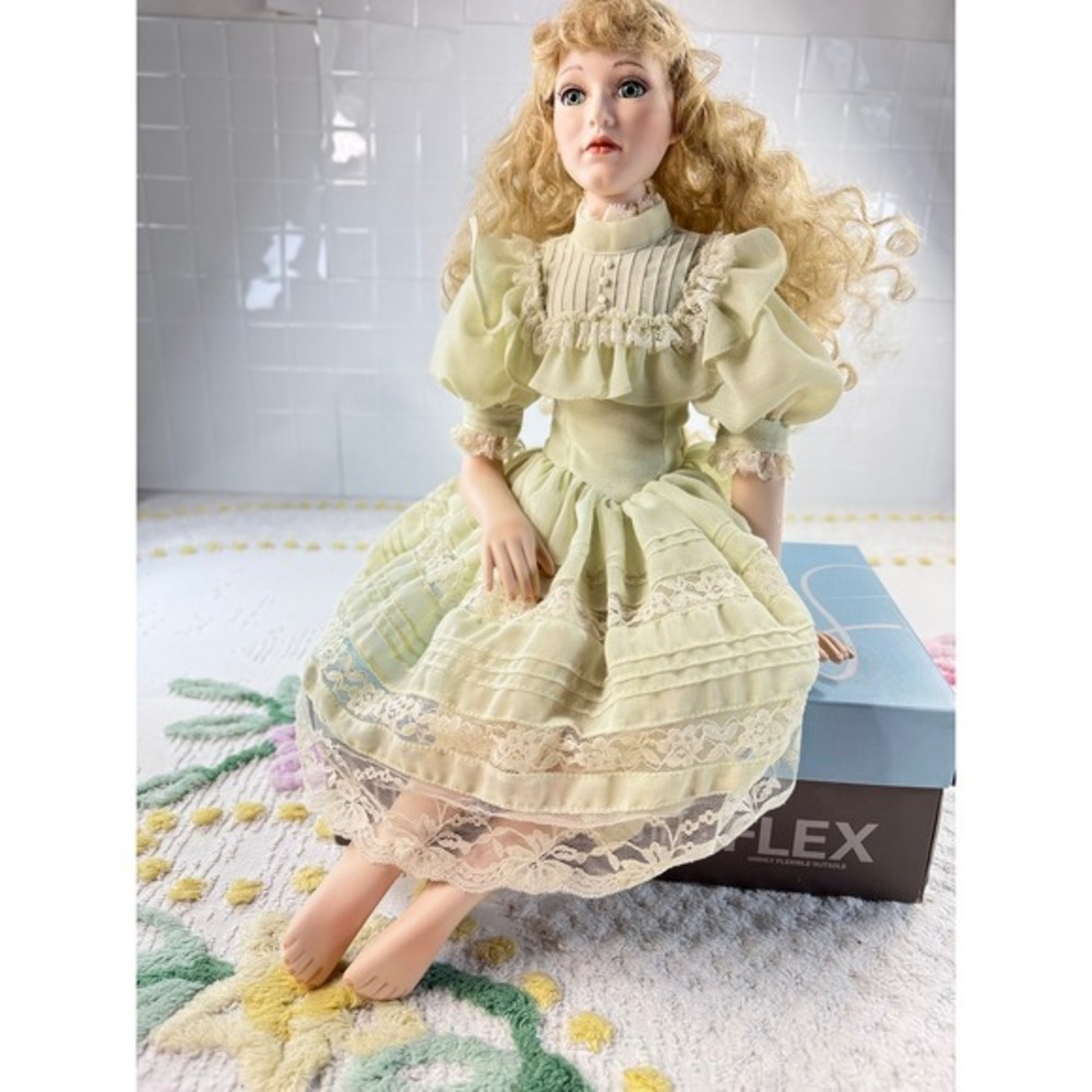William Tung Sabrina Porcelain Doll Limited Edition 395/1000 Vintage 1993 Green - Picture 1 of 7